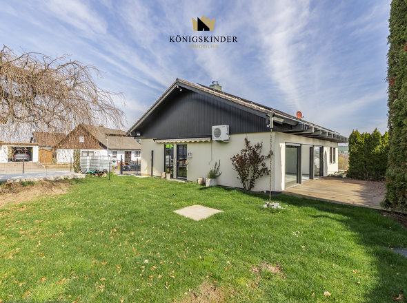 Großer Garten mit viel Grün