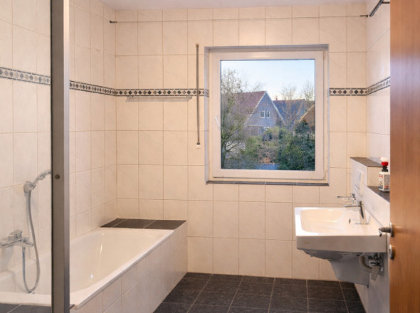 Familienbad mit Wanne und Dusche