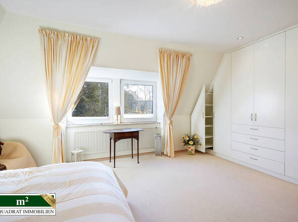 Großes Schlafzimmer mit Einbauschränken