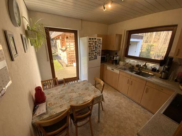 Küche mit Zugang zum Garten