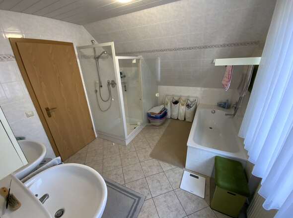 Bad mit Wanne und Dusche