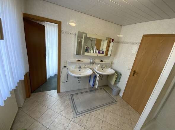 Bad mit Zugang zum Schlafzimmer