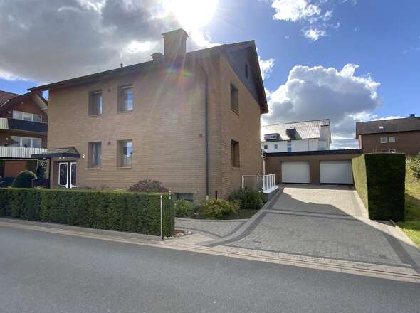 Straßenansicht mit Garagen