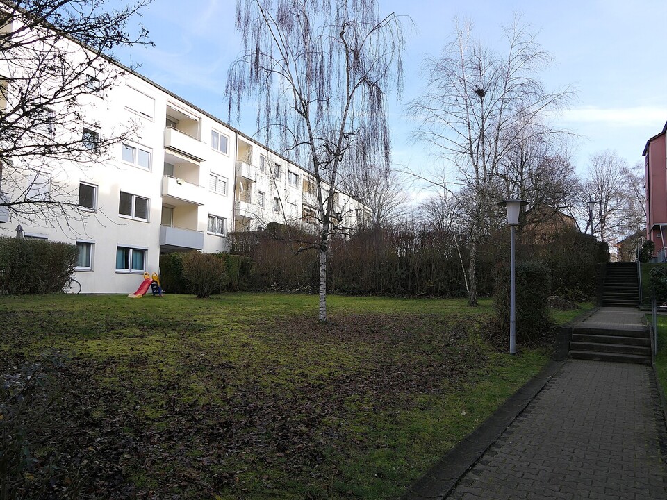 Fußweg und Garten vorm Haus