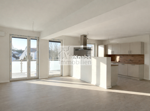 Helles, modernes Wohnzimmer mit Küche