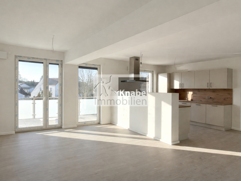 Helles, modernes Wohnzimmer mit Küche