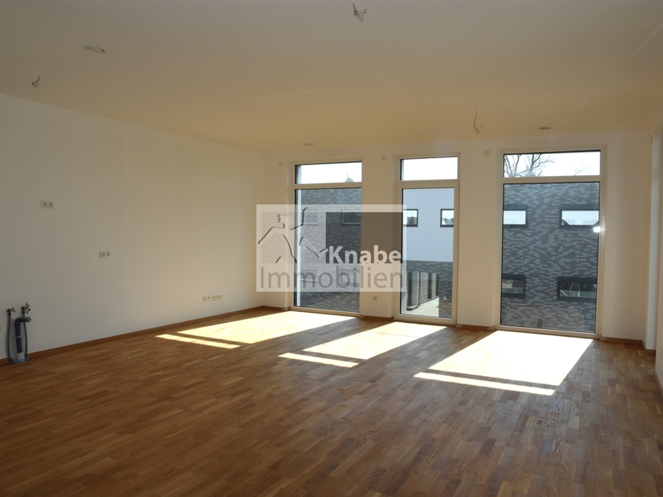 heller, großzügiger Wohnraum mit Küchenzeile