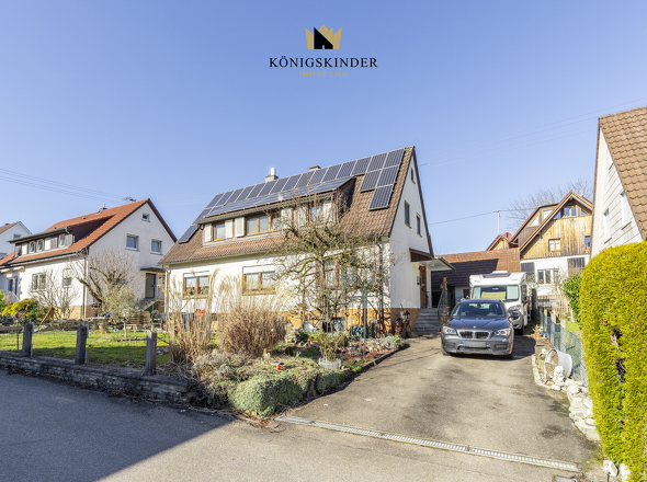 Außenansicht mit Parkbereich