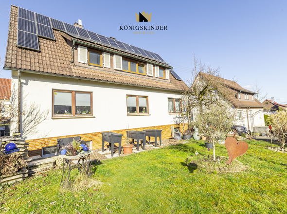 Grünfläche im Vorderbereich