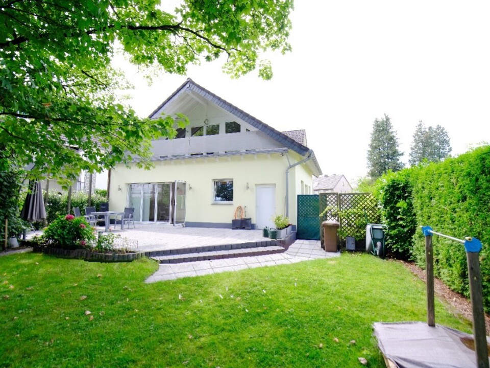 Ansicht Immobilie mit Terrasse