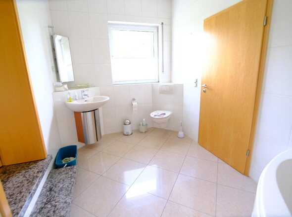 Badezimmer mit Fenster im EG