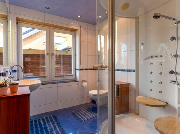 Bad mit Dampfdusche im EG