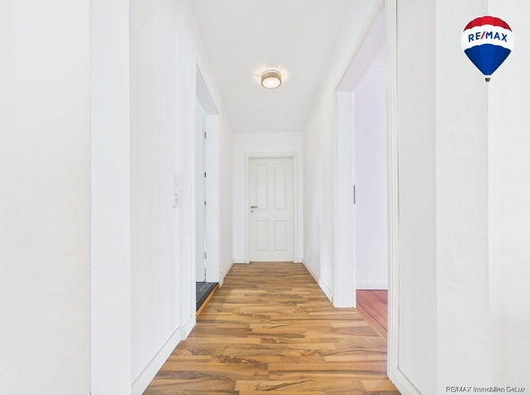 REMAX Immobilien DeLux Einfamilienhaus Diele Schiffweiler Mark Borowicz