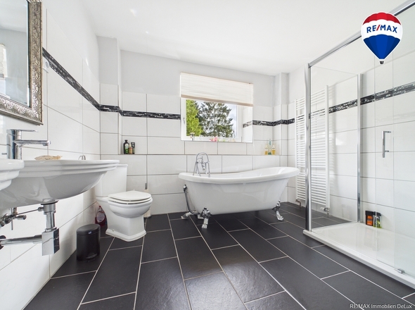 REMAX Immobilien DeLux Einfamilienhaus Badezimmer Schifffweiler Mark Borowicz
