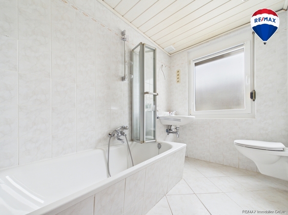 REMAX Immobilien DeLux Mehrfamilienhaus Badezimmer Saarbrücken Mark Borowicz