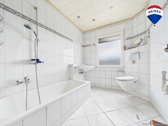 REMAX Immobilien DeLux Mehrfamilienhaus Badezimmer Saarbrücken Mark Borowicz