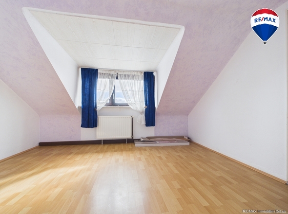 REMAX Immobilien DeLux Mehrfamilienhaus Schlafzimmer Saarbrücken Mark Borowicz