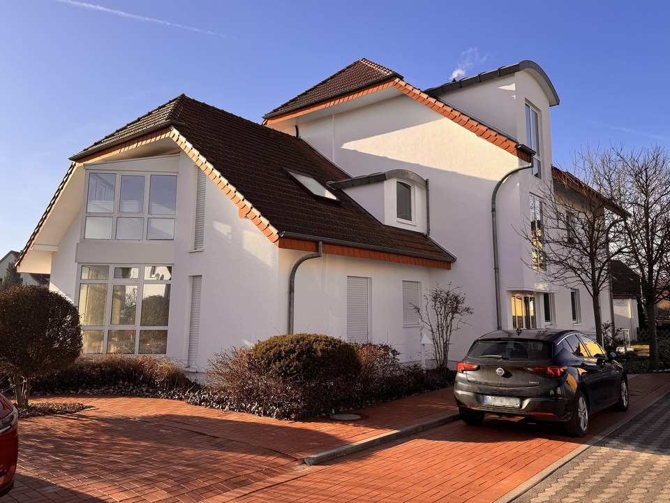 Straßenansicht mit Stellplätzen