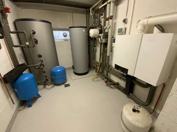 Heizungsanlage und Solar-Warmwasserspeicher