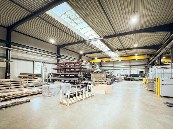 Weitläufige Produktionshalle mit integrierter Kranbahn
