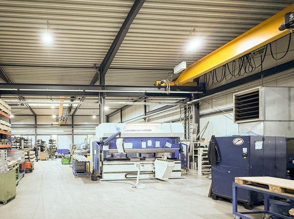 Effizient strukturierter Produktionsbereich mit installierter Technik