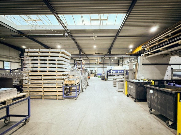 Gut erreichbare Lager- und Arbeitsflächen innerhalb der Halle