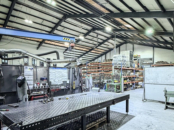 Produktionshalle mit Kranbahn und Arbeitsbereich