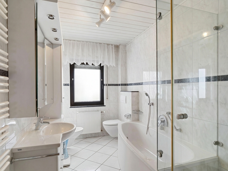 Tageslichtbad mit Dusche und Wanne