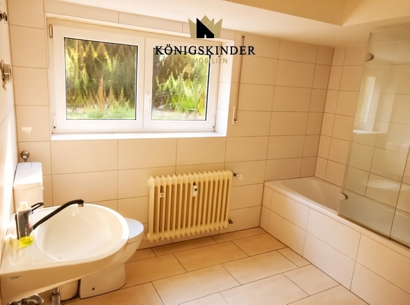 Tageslichtbad mit Wanne