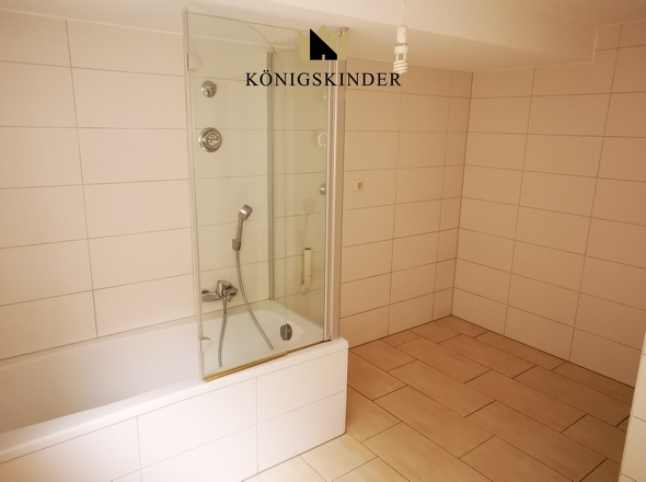 Badewanne und reichlich Platz