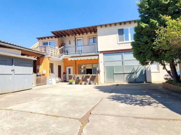 Im Hof - (KI generiert)