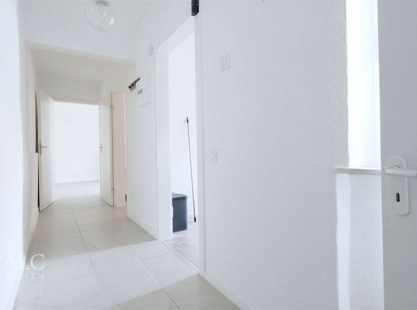 Flur 1OB - (KI generiert)