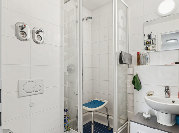 Gäste-WC mit Dusche