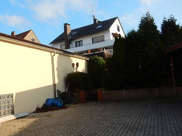 Rückseite Haus mit Lagerhalle
