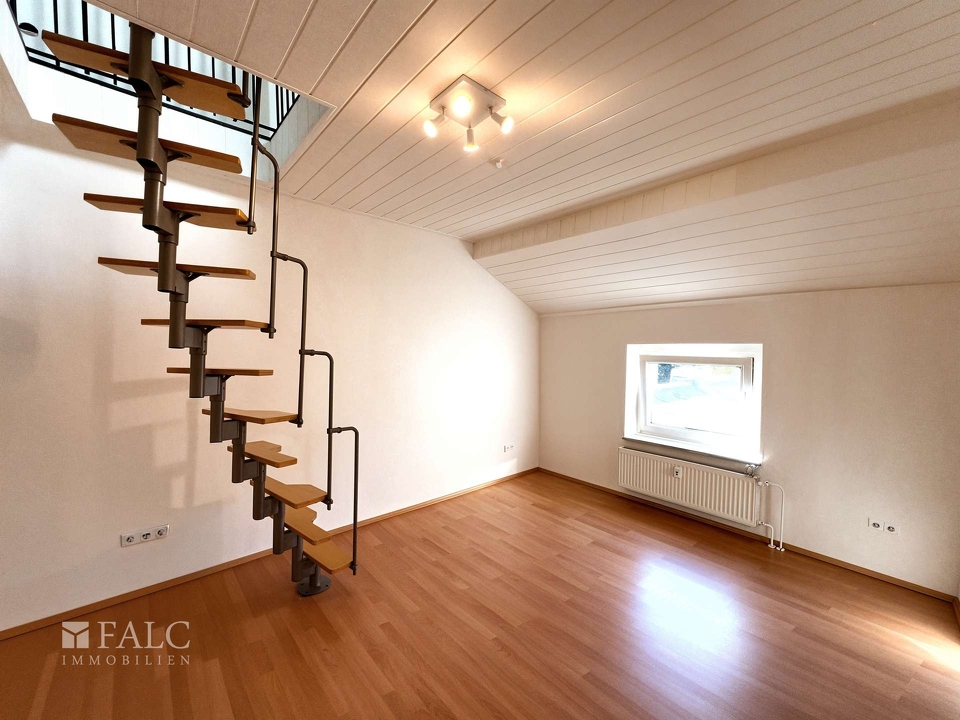 Wohnzimmer und Zugang zum Studio und zur Dachterrasse 