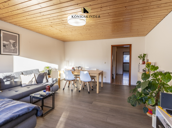 Wohn- und Essbereich mit viel Tageslicht