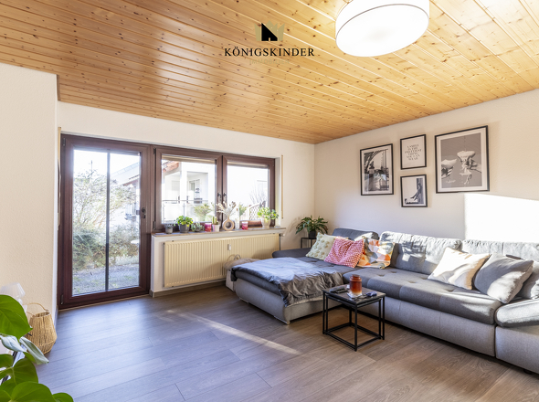 Wohnbereich mit Zugang zur Terrasse