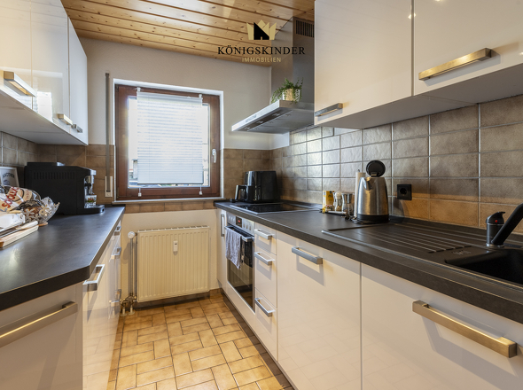 Separate Küche mit viel Stauraum und Arbeitsfläche