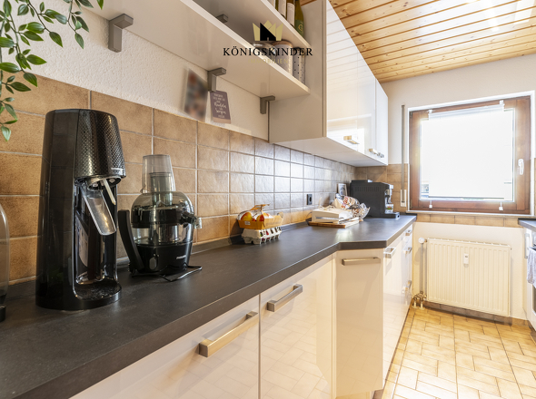 Helle Küche mit Fenster