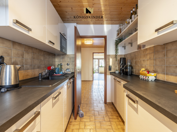 Separate Küche mit viel Stauraum und Arbeitsfläche