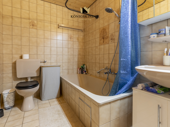 helles Badezimmer mit Badewanne