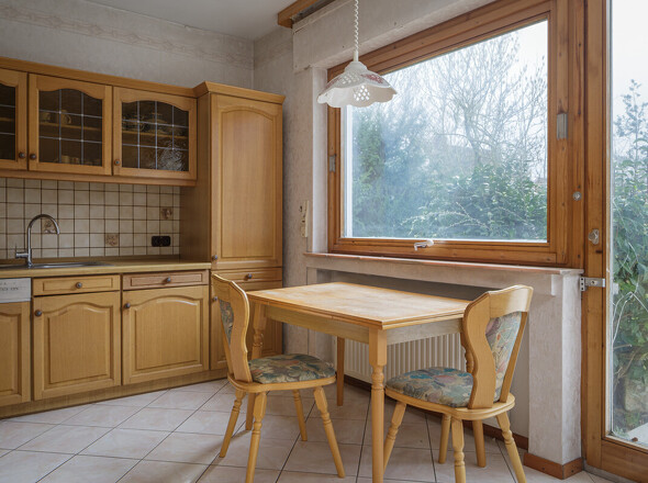 Die Küche mit der Tür zum Garten