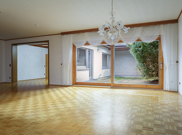 Das große Wohnzimmer mit der Terrasse zum Westen