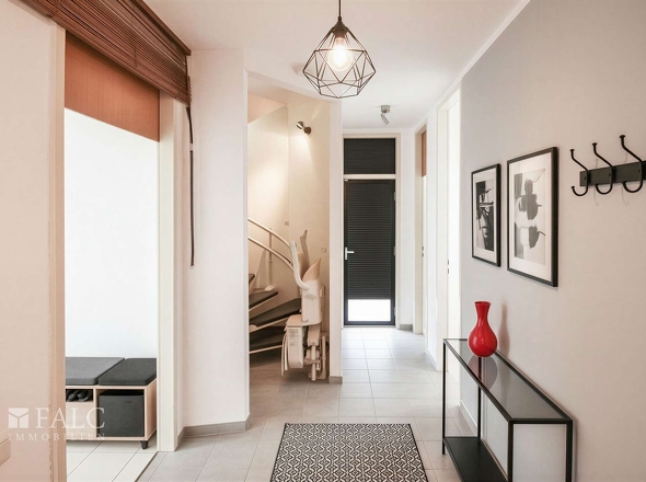 Flur im unteren Wohnbereich - (KI generiert)