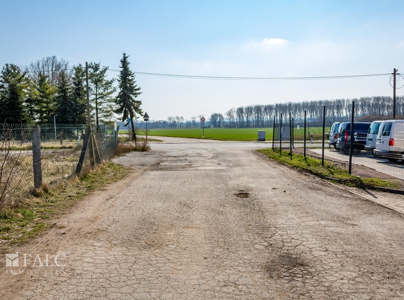 Einfahrt von der Hauptstraße