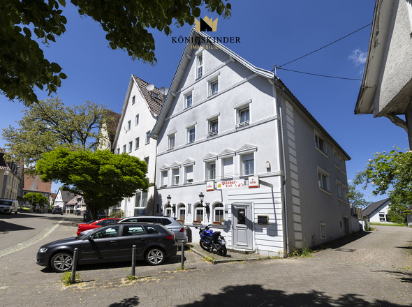 Außenansicht mit Stellplätze