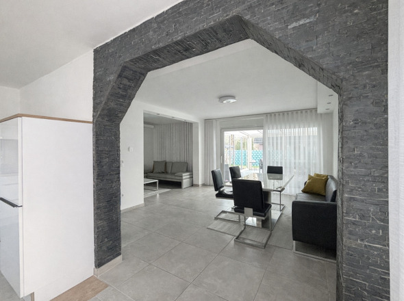 Wohn-/Esszimmer mit offener Küche im EG