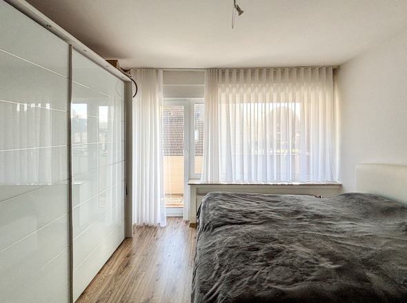 Schlafzimmer mit Zugang zum Balkon im OG