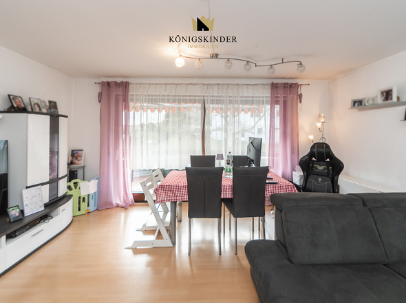 Großzügiger Wohn- und Essbereich mit direktem Zugang zum Balkon