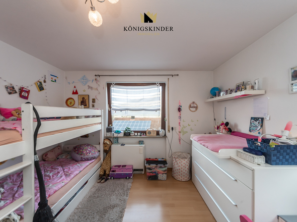 Helles Zimmer – ideal als Kinder- oder Arbeitszimmer